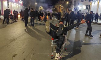 Иран: Изключването на интернет прикрива нарушенията в момент на ескалиращо смъртоносно репресиране на протестиращите