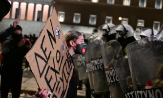 Гърция: Опасни полицейски тактики превърнаха мирните протести в бойни полета      